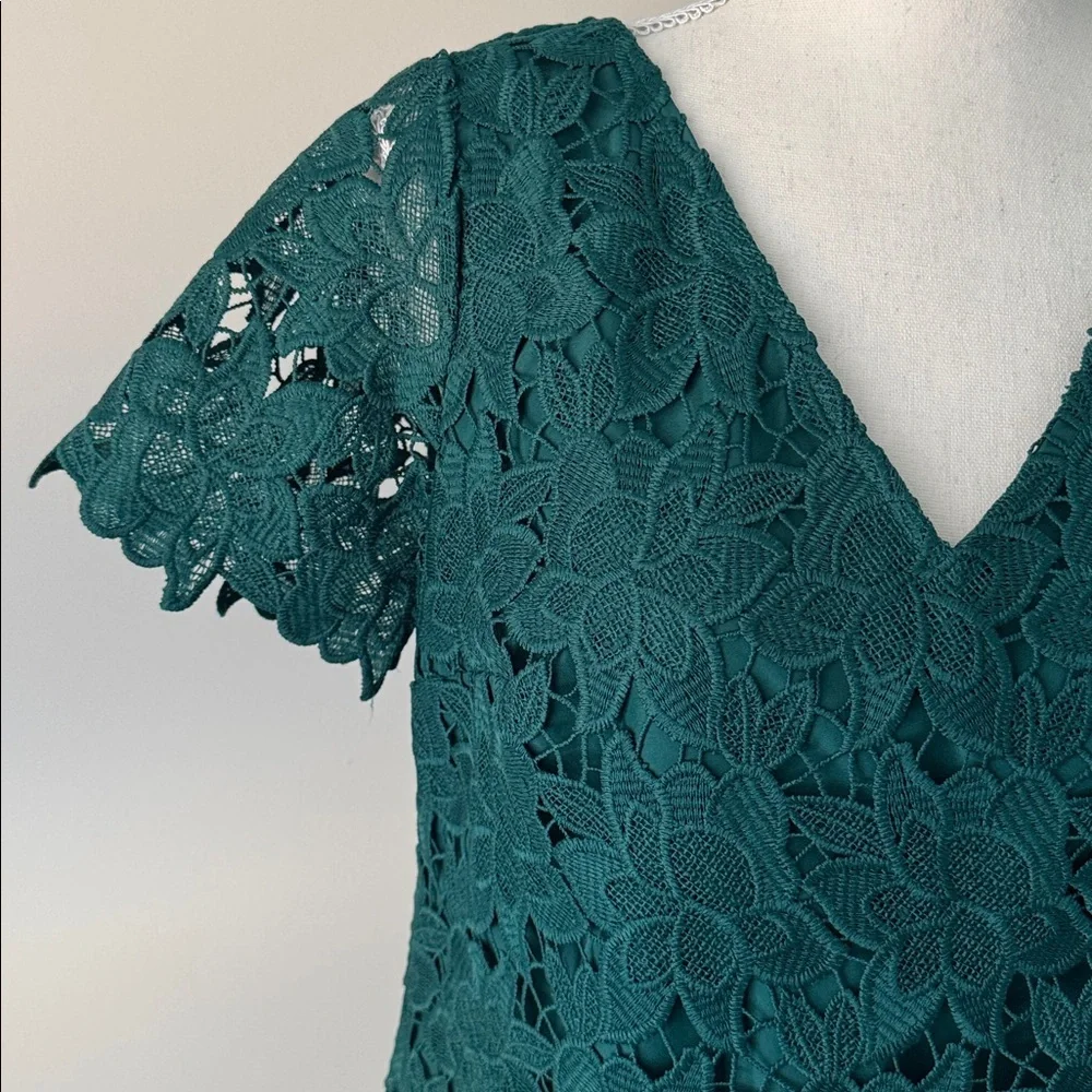 Ann Taylor Factory Holiday Green Lace Short Sleeve Dress Size 6P - Picture 2 of 7